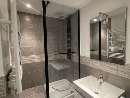 studio au calme  situé à l'angle de la place crèvecœur