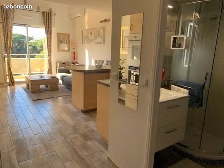loue hyeres port t2/3 41 m2 meublé climatisé avec ascenseur et stationnement