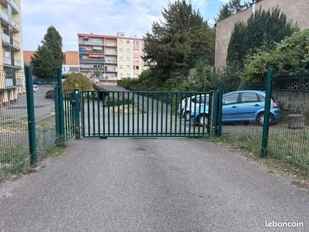 location place parking sécurisé