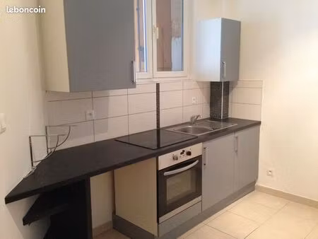 f1 en duplex dans copropriété calme