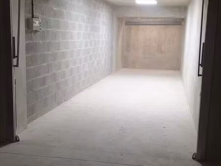 garage double fermé 27m2 avec éclairage et électricité