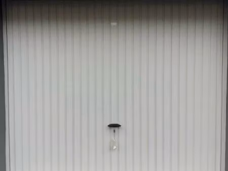 garage en sous sol avec porte sectionnelle
