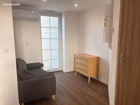 studio récent avec balcon