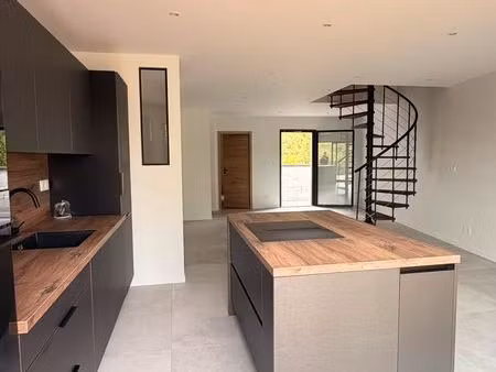 loue maison mitoyenne de 127m2  dans un ancien corps de ferme rénové avec des prestations 
