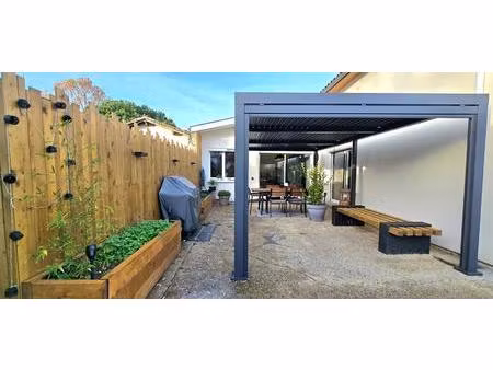 maison entièrement rénovée avec double garage et piscine