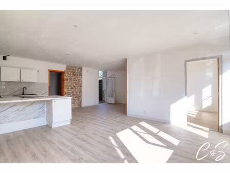 appartement rénové avec terrasse intimiste  à deux pas du por