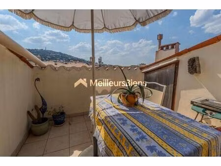 appartement atypique sous les toits avec terrasse en coeur de ville de sète