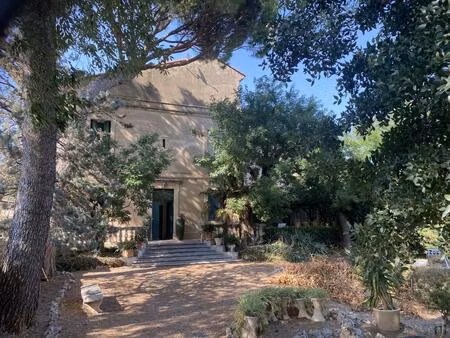 grande batisse de charme occupée sur l'ouest de la métropole de montpellier avec un joli p