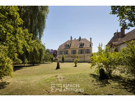 demeure noble du xviiie inscrite mh avec parc proche de gy