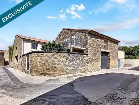 belle propriété avec grands garages  dépendances et piscine couverte.
