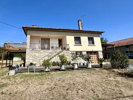maison familiale située à proximité d'un village prisé en bord de rivière.