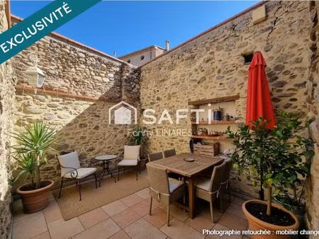 maison avec terrasse  à côté d'un parking gratuit