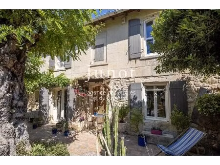 mas provençal du xviiie siècle avec chapelle aménagée en gîte