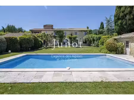 proche lourmarin - environnement calme - mas de prestige - piscine - terrain de tennis -..