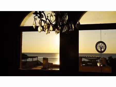 appartement cosy en bord de mer avec vue sur une plage sauvage.