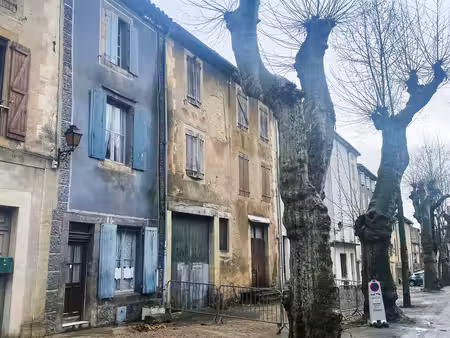 maison de ville bleue dans une ville classée au patrimoine mondial de l'unesco