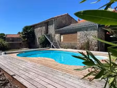 location maison piscine à vairé (85150) : à louer piscine / 167m² vairé