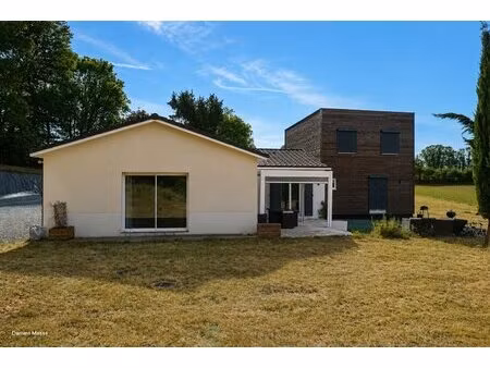 villa contemporaine construite selon les normes techniques environnementales dans le coeur
