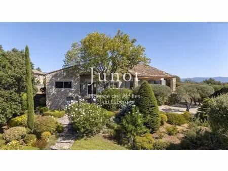 propriete proche goult et gordes avec piscine et vues