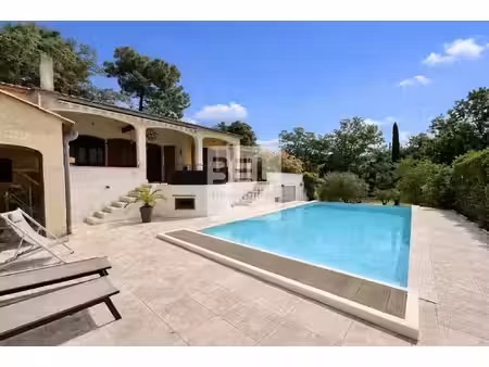 maison de campagne avec grand terrain et piscine a debordement