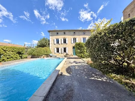 magnifique maison de maître avec piscine et jardin.