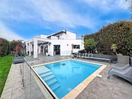 villa contemporaine avec piscine  villeneuve de la raho
