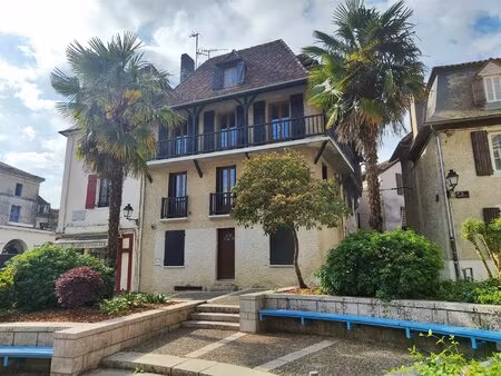belle maison de ville avec balcons