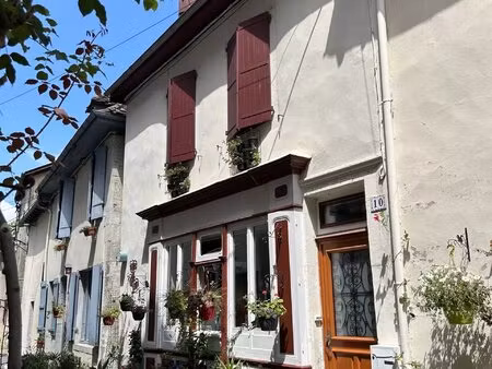 charmante maison de ville  entièrement rénovée avec goût  à quelques pas des commerces