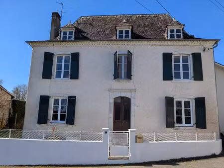 jolie maison de village avec garage et jardin