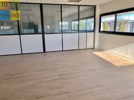 bureaux 51 5m2 m² avec visibilite et parkings - pertuis za