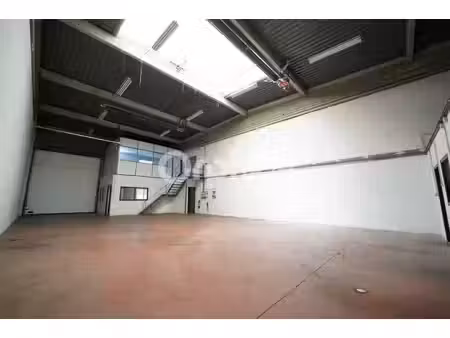location local d’activités 250m²