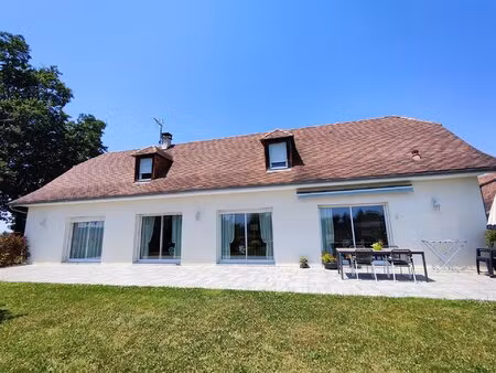 propriété lumineuse avec quatre chambres et une vue sur les pyrénées