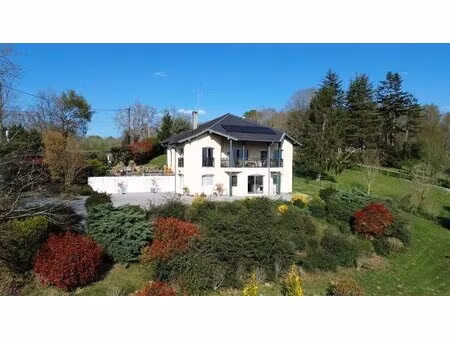 belle maison d'architecte perchée sur les hauteurs de sauveterre-de-béarn