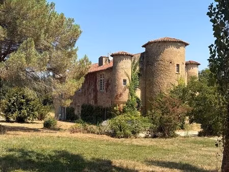 marciac(32): ancienne seigneurie avec beau chateau xiv sur 3 5ha  cachée  au bout du...