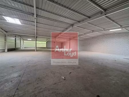 location local commercial 884m² auxerre 89000