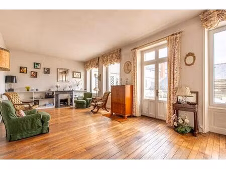 l'élégance d'un appartement de caractère avec terrasse secrète