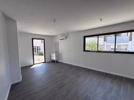 location locaux professionnels 21 m² à saint-vivien (17220)  800 €