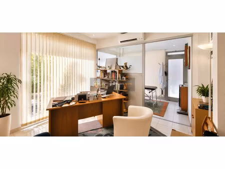 vente local commercial 2 pièces 54 m2 à saint-aygulf