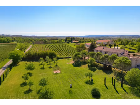 ancien domaine viticole de 22ha  mas provençal  piscine  gites touristiques au cœur du pié