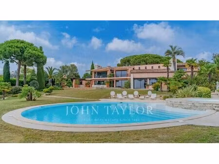 villa entièrement rénovée avec vue panoramique mer et grand terrain