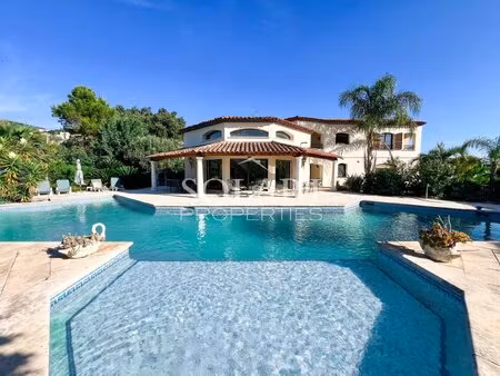 villa avec piscine à mandelieu proche des plages et des commerces
