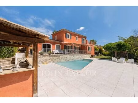 villa située dans le domaine très prisé de la chèvre d'or à biot