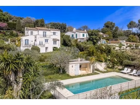 luxe discret pour cette villa lumineuse très proche du village.
