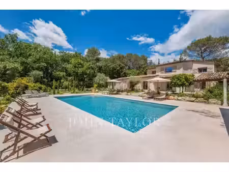 l'élégance provençale rencontre le luxe contemporain à roquefort les pins