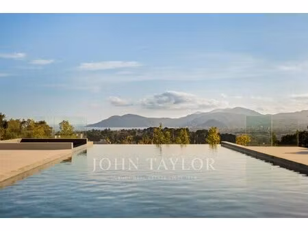 villa moderne contemporaine sur un grand terrain privé avec vue panoramique exceptionnelle