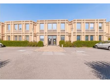 location local professionnel 665m²