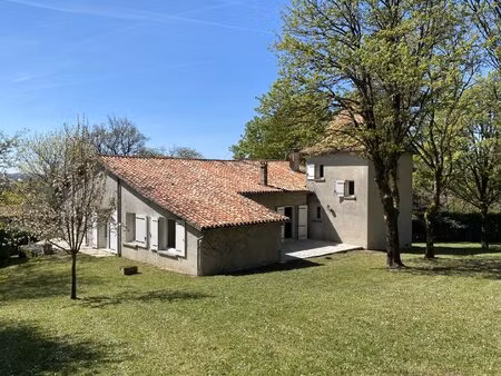 propriété spacieuse avec grand terrain à montmoreau. proche commerces et gare.