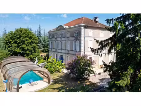 beau manoir avec près de 50 hectares de terrain proche de toutes les commodités
