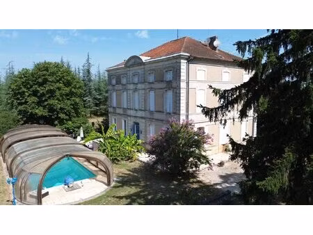 belle manoir avec pres de 50 hectres de terrain  piscine et dependances