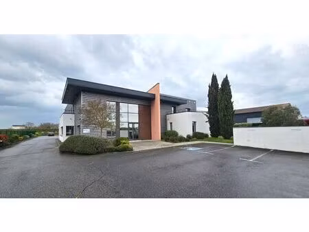 location local professionnel 949m²